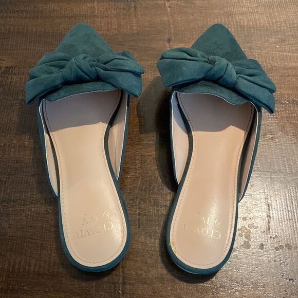 Crown & Ivy Women's Green Bow Mules - Picture 3 of 6